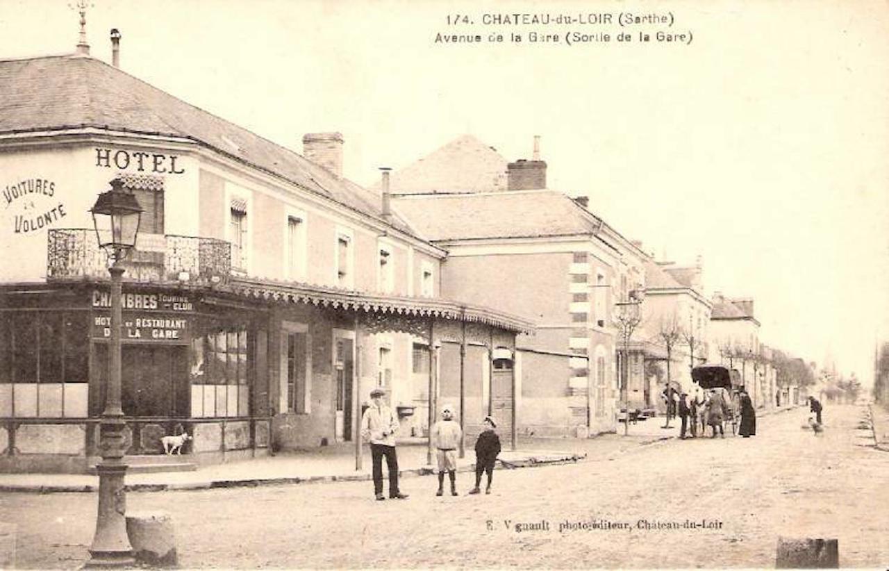 Hotel De La Gare Château-du-Loir Exteriör bild